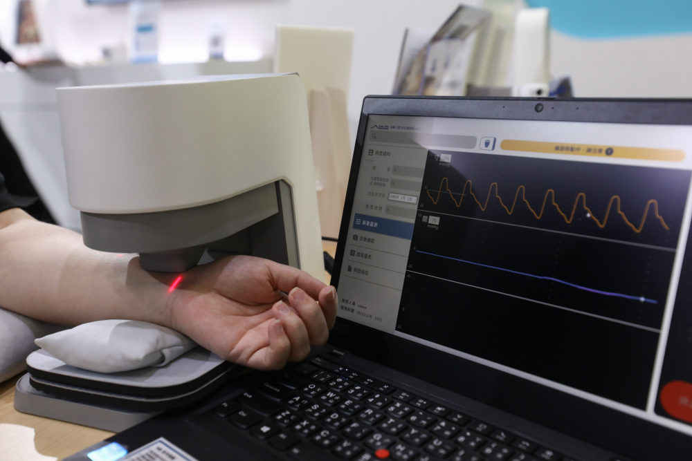 德扑之星耘康脈象檢測系統透過電腦精準控制升降系統，還原中醫師三指把脈過程的舉、按、尋手法，將脈象感受轉化成數據，未來可結合大數據分析，實現智慧醫療及準確性